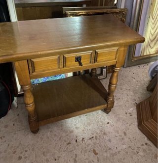 Mesa auxiliar de madera con cajón