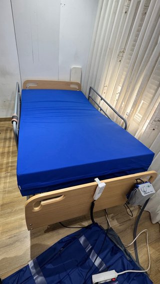 Cama hospital articulada eléctrica