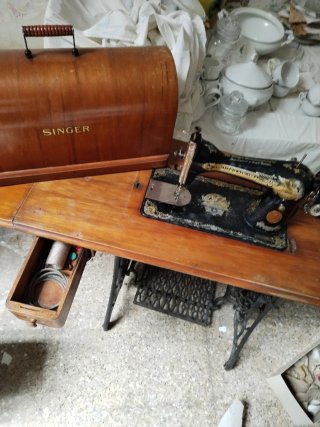 Máquina de coser Singer antigua con mueble