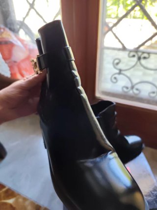 Stivaletti neri tacco largo con fibbia dorata