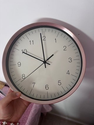 Reloj de pared rosa y blanco