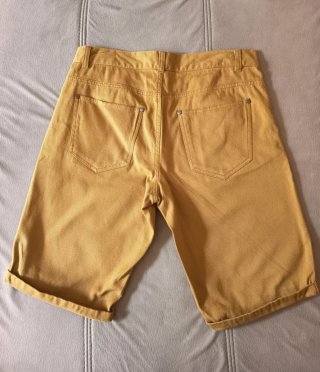 Pantalón corto hombre mostaza