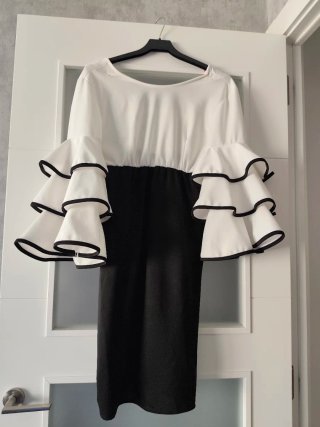 Vestido blanco y negro con volantes