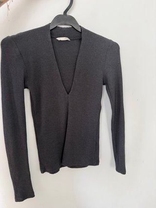 Camiseta Zara escote pico gris