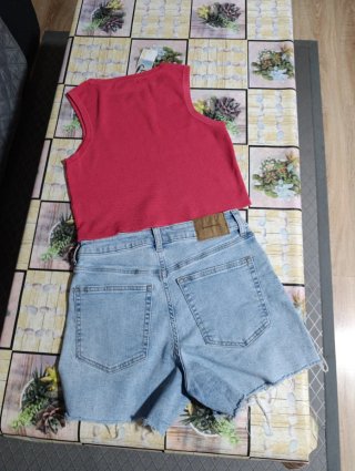 Conjunto Top Rojo y Shorts Vaqueros