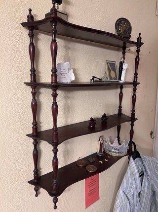 Estantería de madera oscura