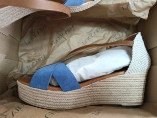 Alpargatas de piel mujer beige y azul