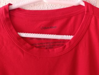 Camiseta BOSS azul y Calvin Klein roja