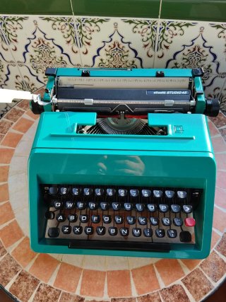 Máquina de escribir Olivetti Studio 45 verde