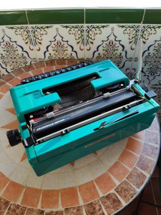 Máquina de escribir Olivetti Studio 45 verde