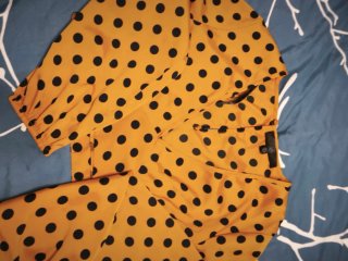 Top Mostazo con lunares azules, escotado