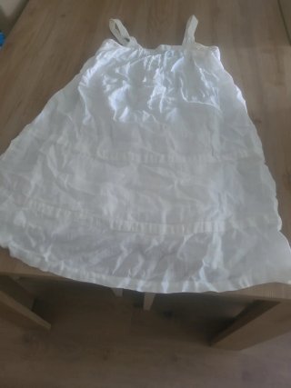 Vestido blanco con volantes