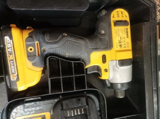 Taladro Dewalt Impacto + Cargador + 2 Baterías