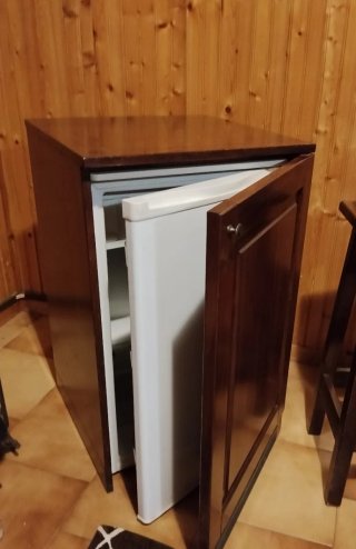 Mobile bar con 3 sgabelli e frigo
