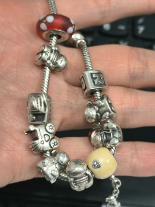 Pulsera Pandora con charms variados