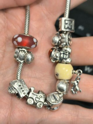 Pulsera Pandora con charms variados