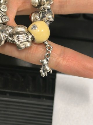 Pulsera Pandora con charms variados