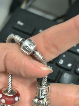 Pulsera Pandora con charms variados