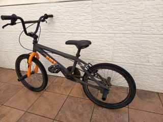 Bicicleta BMX Naranja y Negra