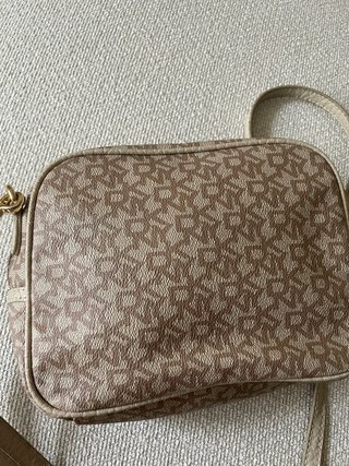 Bolso bandolera DKNY beige y dorado