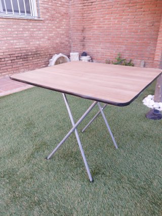 Tavolo pieghevole in legno e metallo