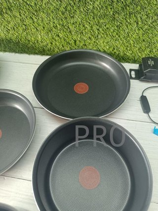 Set di 3 Padelle 22/24/26 cm + 2 Coperchi 16/18 cm