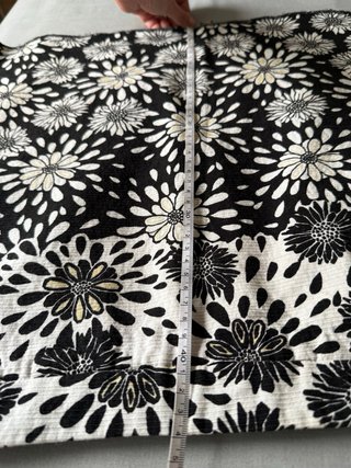 Falda Zara flores blanco y negro T.XS