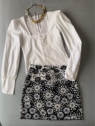Falda Zara flores blanco y negro T.XS