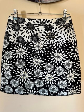 Falda Zara flores blanco y negro T.XS