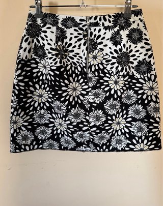 Falda Zara flores blanco y negro T.XS