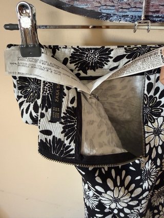 Falda Zara flores blanco y negro T.XS