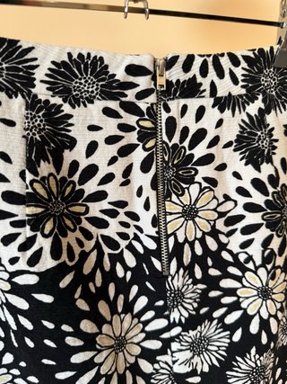 Falda Zara flores blanco y negro T.XS