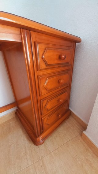 Escritorio de madera con cajones