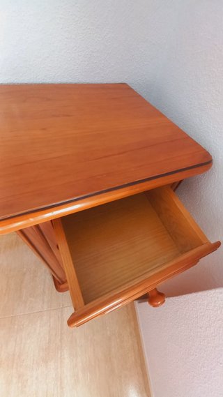 Escritorio de madera con cajones