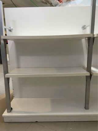 Estantería blanca Royal Canin gatos
