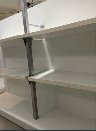 Estantería blanca Royal Canin gatos