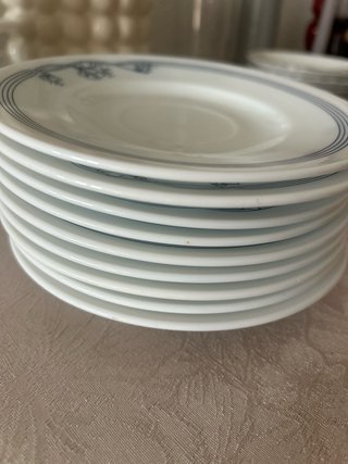 Platos de porcelana con diseño floral azul