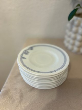 Platos de porcelana con diseño floral azul