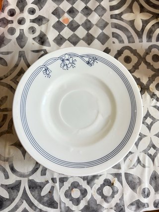 Platos de porcelana con diseño floral azul
