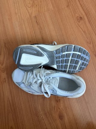 Zapatillas Nike grises y blancas