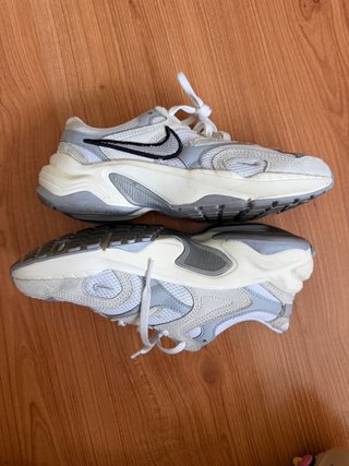 Zapatillas Nike grises y blancas
