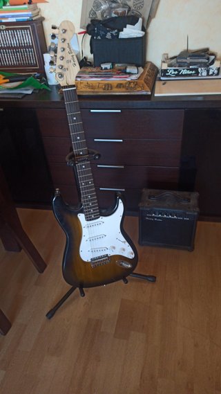 Guitarra Eléctrica Marrón y Blanca