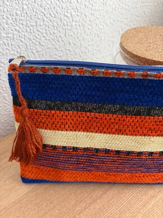Bolso de mano tejido con flecos
