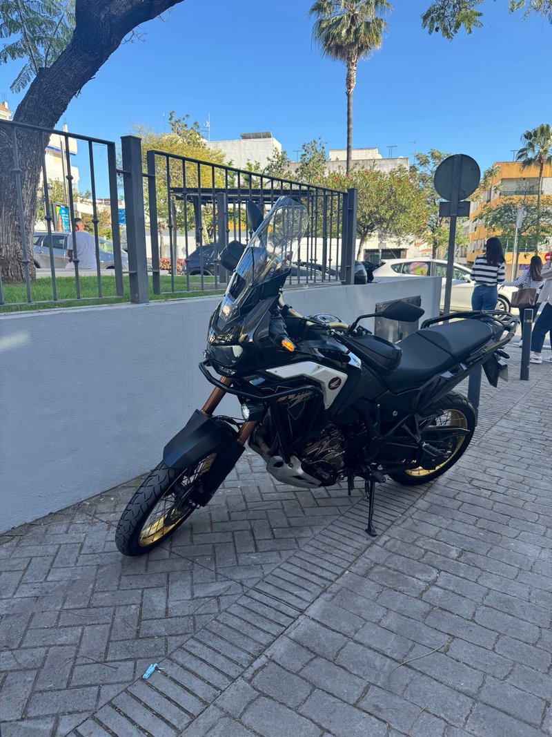Honda Africa Twin Negra y Dorada