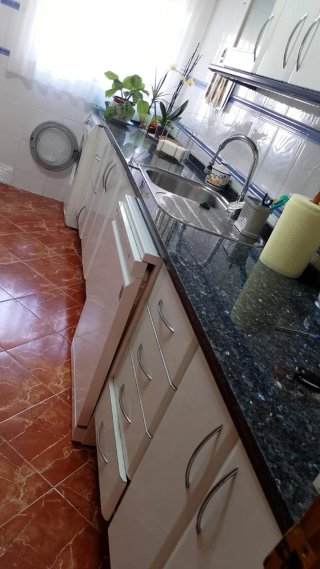 Muebles de cocina blancos y azules