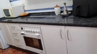 Muebles de cocina blancos y azules