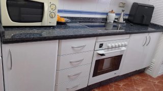 Muebles de cocina blancos y azules