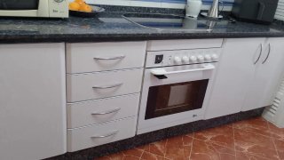 Muebles de cocina blancos y azules