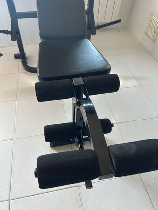 Banco de pesas con barra y discos