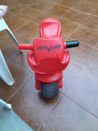Moto infantil roja y gris